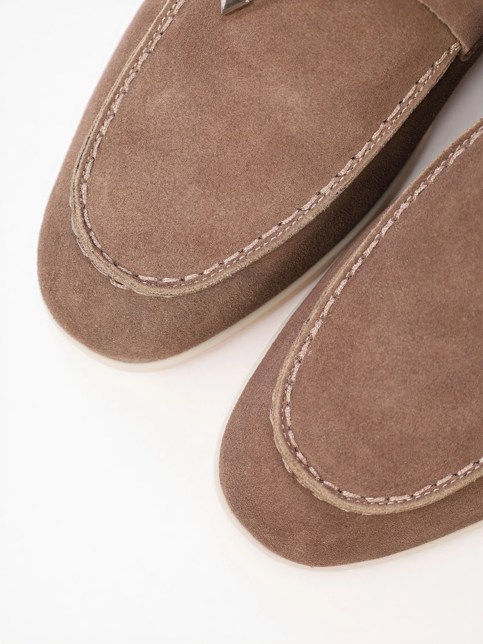 Туфли-лоферы серого цвета на низкой подошве